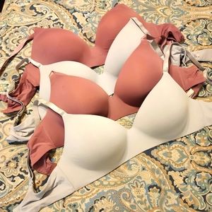 Like New! FOUR (4) Victoria's Secret THE T-SHIRT Lightly-Lined Wireless Bras